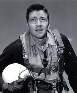 John Boyd'un uçuş üniformasıyla bir fotoğrafı